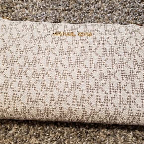 Michael Kors Adele Leather Smartphone Wallet, Double Zip Wristlet, Vanilla - Picture 2 of 5